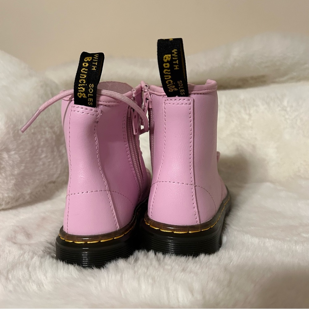 New with out tags/box Girls Dr martens - Picture 3 of 4
